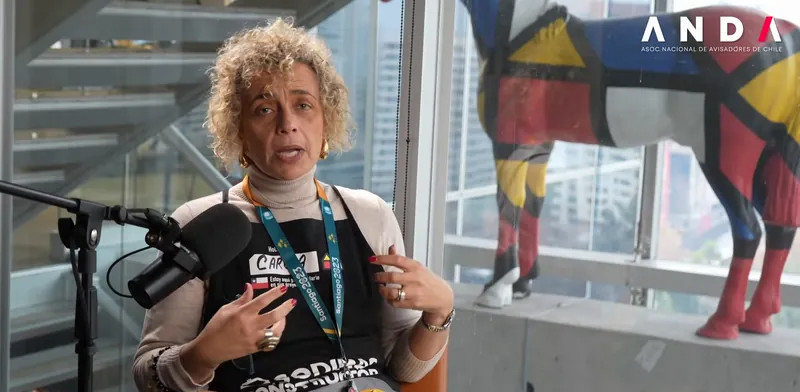 Plano medio de la invitada con micrófono de estudio en las oficinas de Sodimac