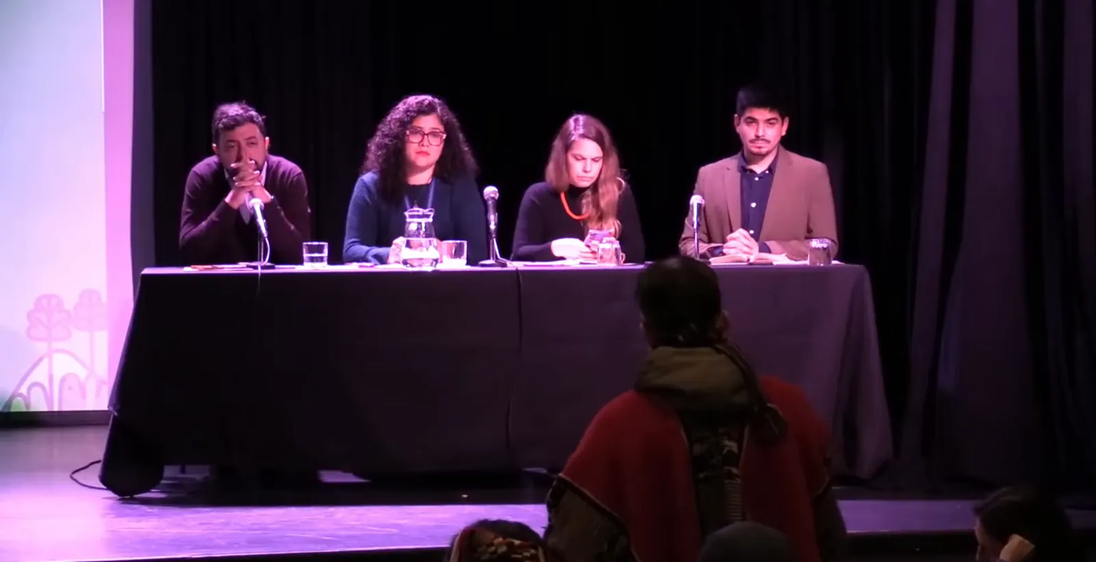 Plano general del primer panel en el escenario