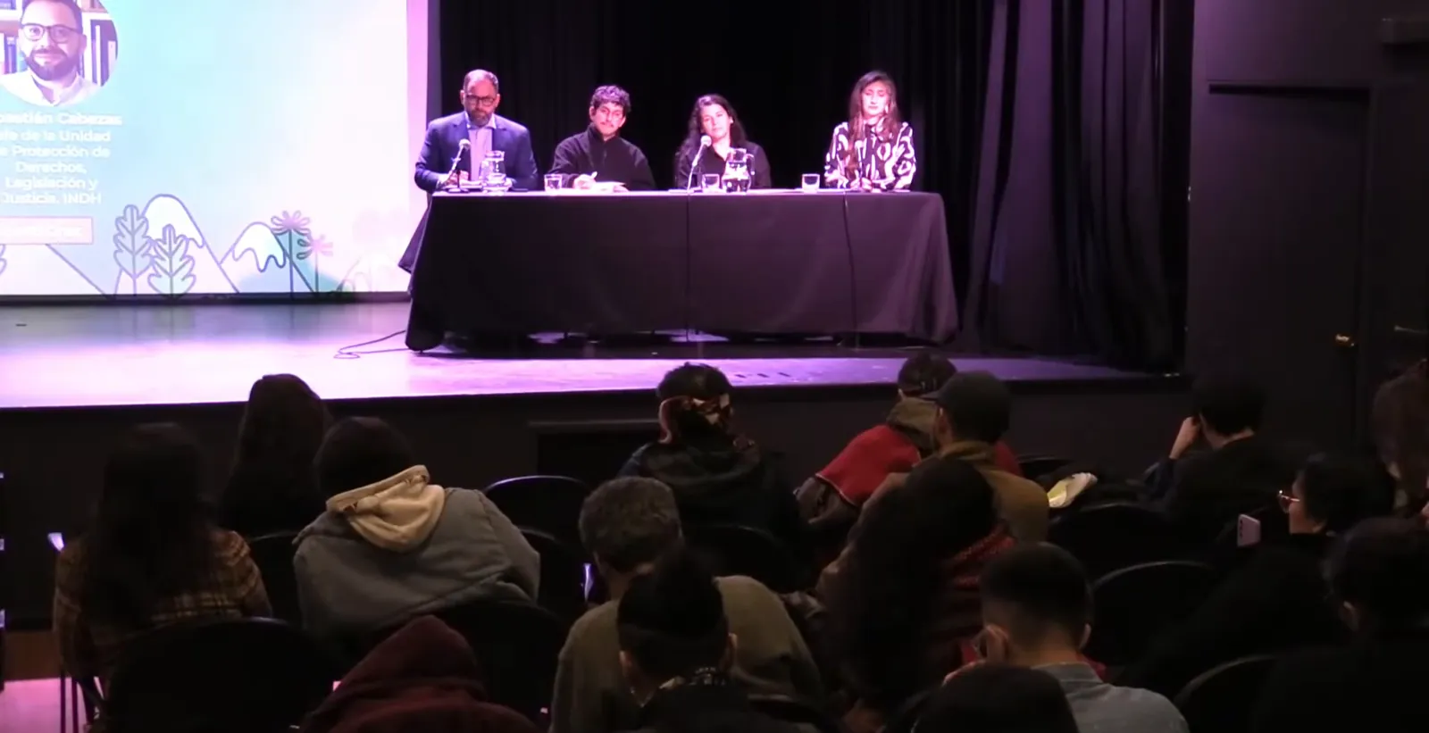 Tercer panel con el público en sala
