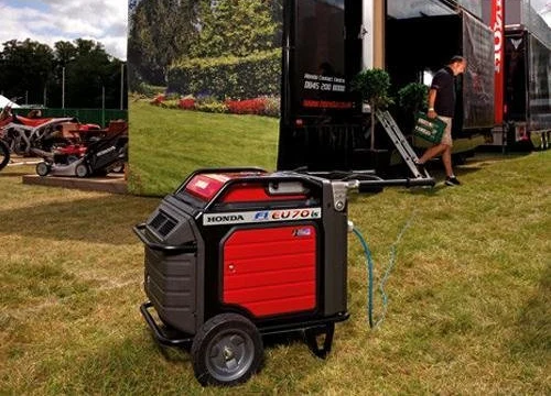 Generador insonoro alimentando un stand en un evento al aire libre
