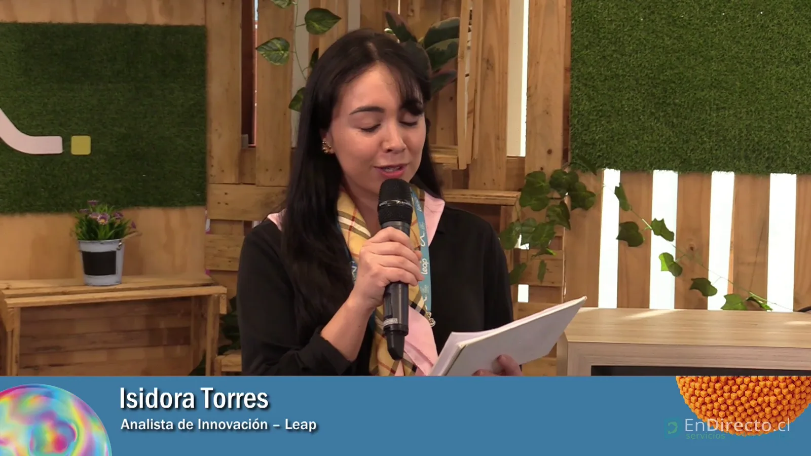 Isidora Torres, conductora, con rótulo en pantalla