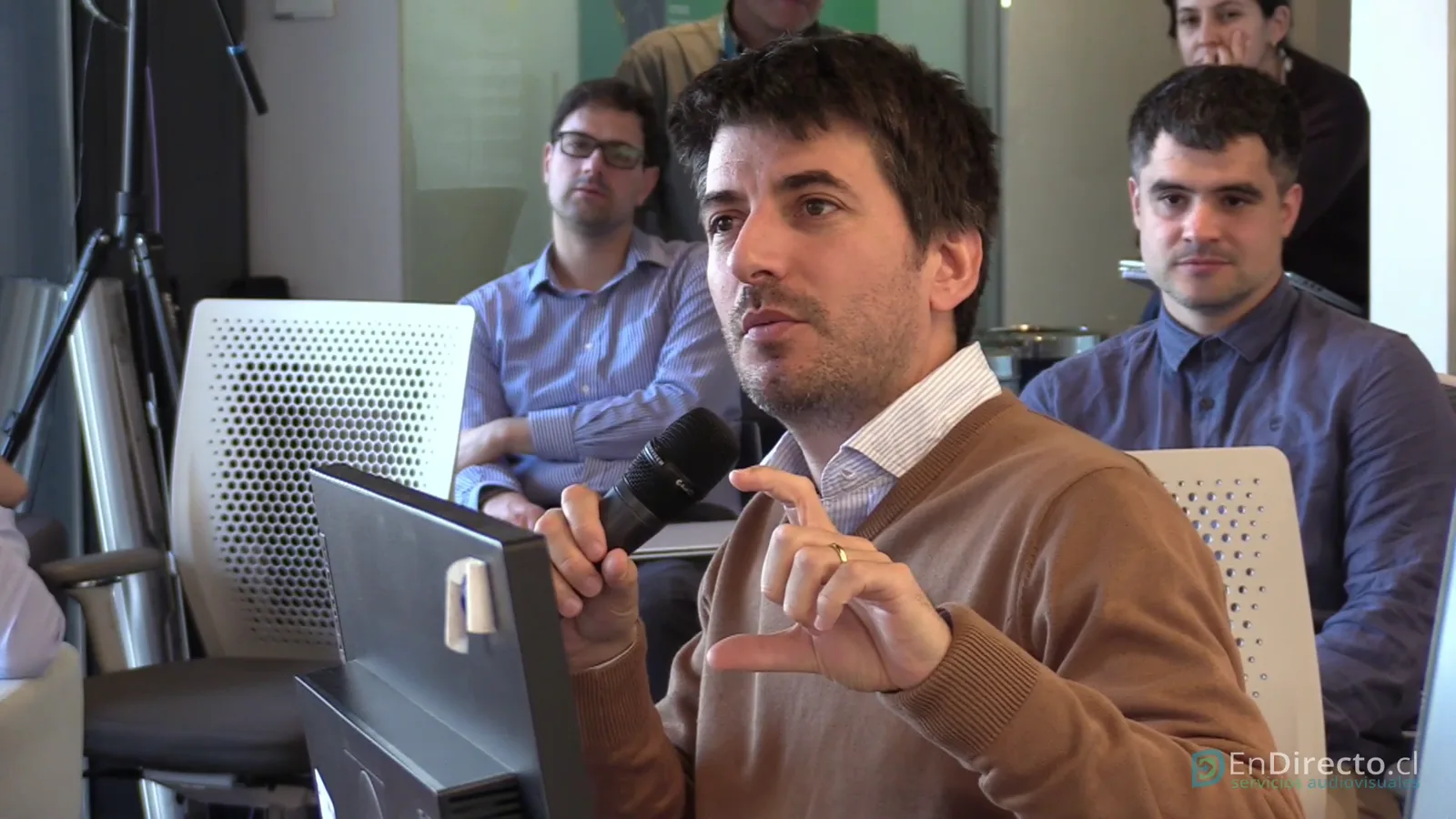 Pregunta desde el público con micrófono inalámbrico