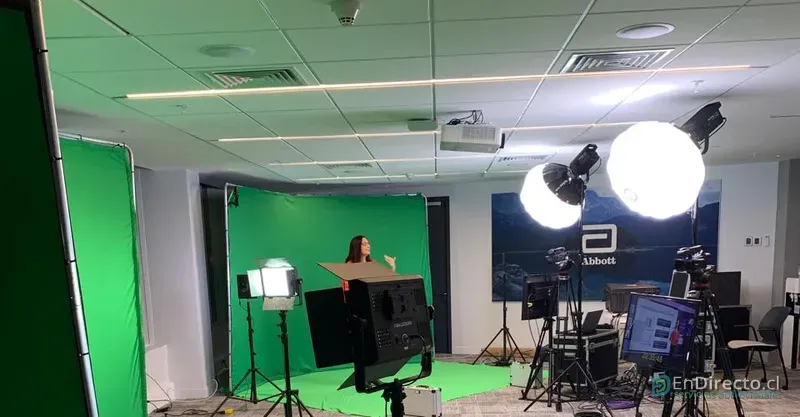 Set virtual montado en las oficinas de un cliente, con fondo y piso de chroma, iluminación LED y cámaras