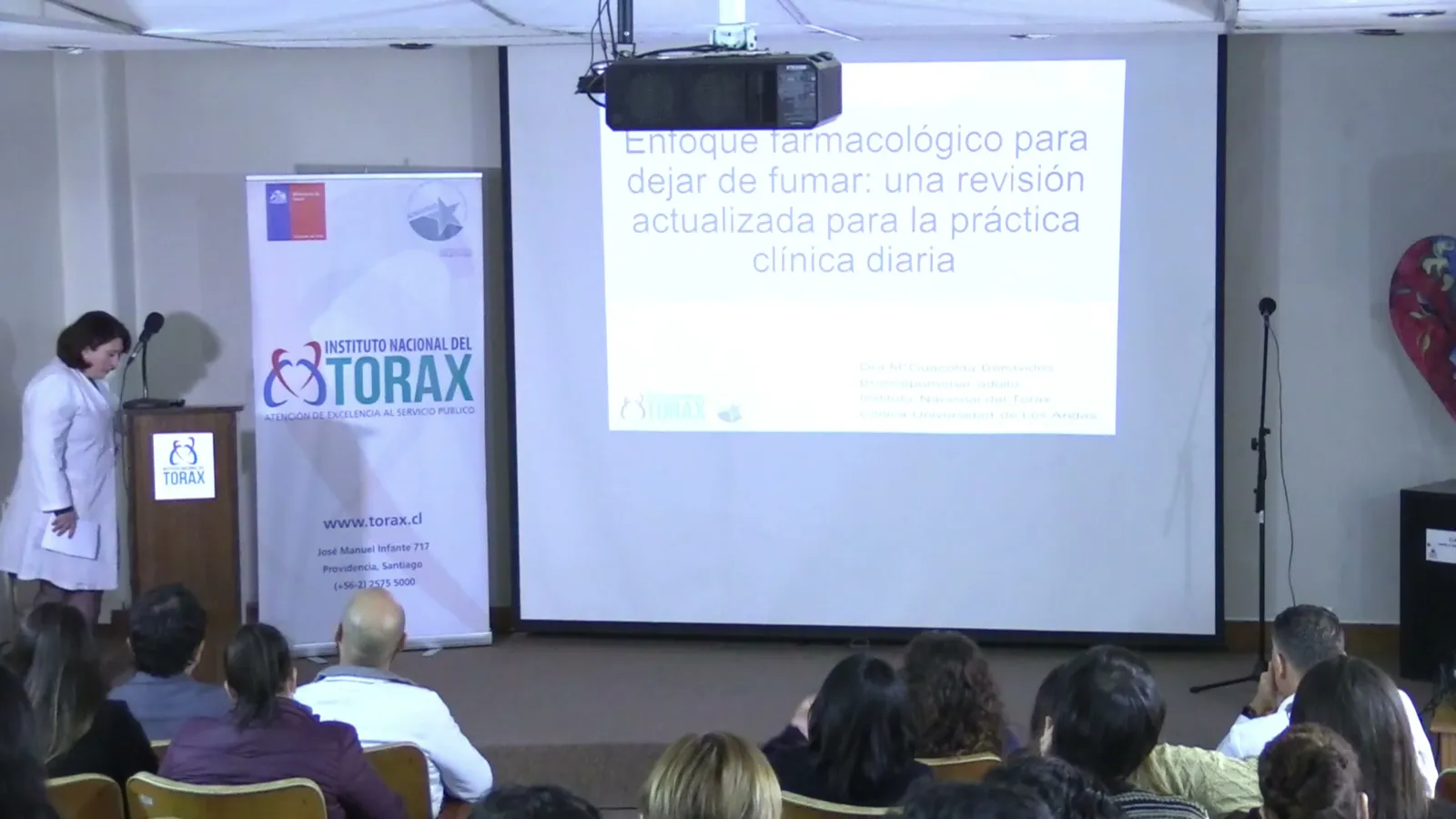 Expositora en el podio frente al auditorio