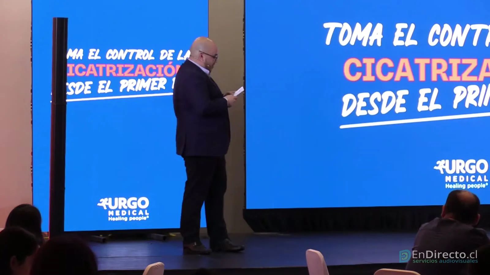 Presentador frente a la pantalla principal del lanzamiento