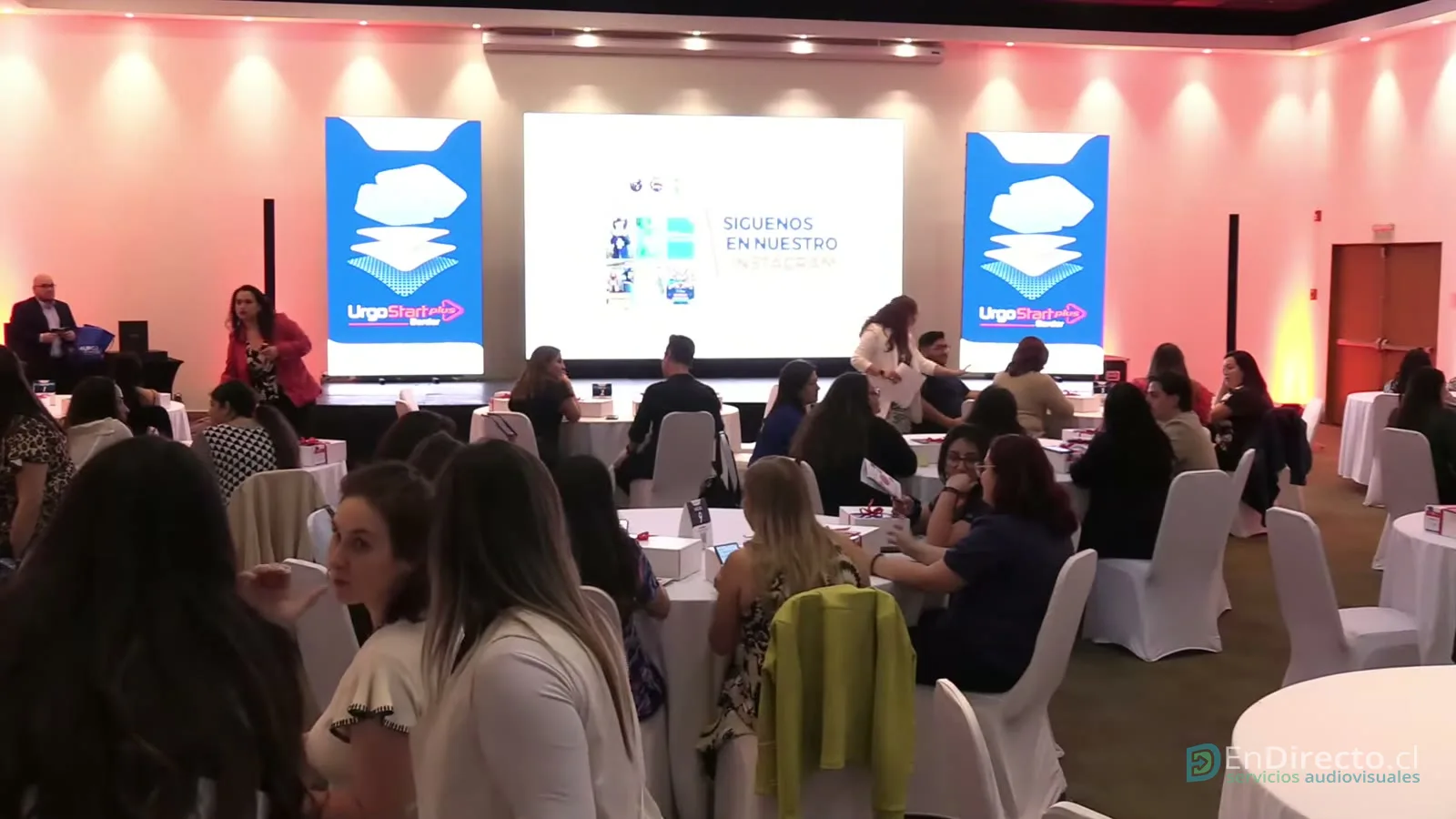 Profesionales de la salud en la sala del lanzamiento